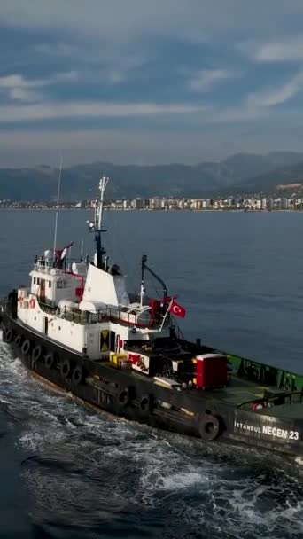 예인선 바다를 미끄러지듯 미끄러지듯 항해하는 모습에 십시오 영상은 예인선의 부드러운 — 비디오
