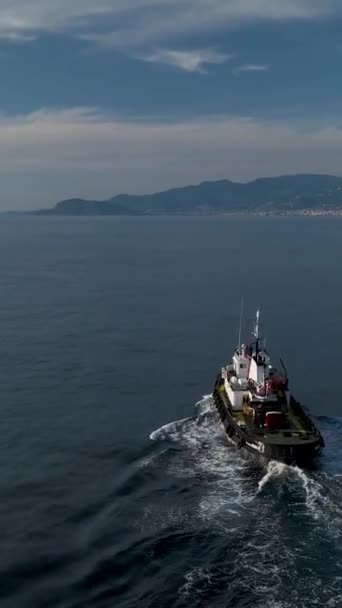 Gök Mavisi Denizdeki Bir Römorkör Geçidine Dalın Büyüleyici Görüntüler Dingin — Stok video