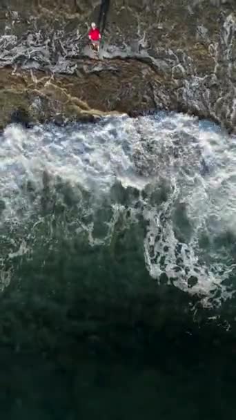 여러분 스스로 바다의 배경에 집중하 에서요 파도가해 부드럽게 입맞추면서 평온하고 — 비디오