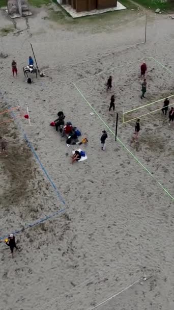 Concedetevi Brivido Della Beach Volley Mentre Giocatori Impegnano Giochi Attivi — Video Stock