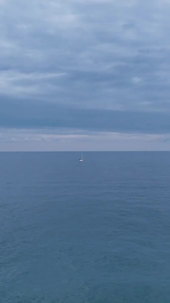 见证了一艘白色游艇在寒冷天气下在这个垂直的视频中抵达港口 体验冬季海景的美丽与宁静 — 图库视频影像