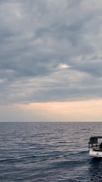 돛단배가 영상에서 항구에 입혀진 요트가 돌아오는 잡는다 아름다운 경치와 분위기를 — 비디오