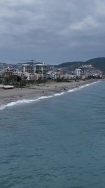 Bu dikey videoda, sakin dalgalar ve gök mavisi ufukların yer aldığı Akdeniz 'in dingin güzelliğine teslim olun. Bırak bu büyülü denizin huzur veren görüntüsü ve sesleri seni taşısın..