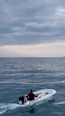Akdeniz 'de unutulmaz bir gün batımı macerasına bu dikey videoyla çıkın. Kıyı boyunca uzanan, batan güneşin sıcak renklerinde yıkanan bir tekneyi takip et. İHA 'nın
