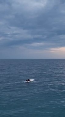 Bu dikey videoyla Akdeniz 'in sihrine doğru bir yolculuğa çıkın. Köpüklü sularda zarifçe gezinen balıkçı teknesini takip edin. Yanında büyüleyici dronlar olsun.