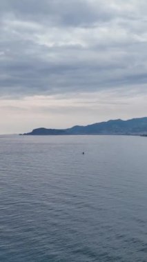 Sahilin büyüleyici güzelliğini yüksek kaliteli yavaş çekim görüntüleriyle deneyimleyin. Projelerinizi yükseltin ya da ekranınızı bu çarpıcı dikey videoyla süsleyin.