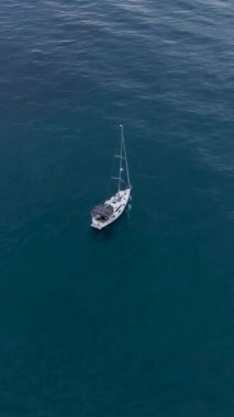 Projelerinizi yükseltin ve sakin duvar kağıtları oluşturun. Yavaş çekimde çekilen sakin kıyı dokusu ile. Bu dikey videoda sükunet deneyimi.