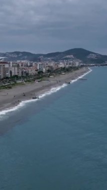 Bu dikey videoda ışıldayan dalgalar ve kıyı tatlarının yer aldığı büyüleyici Akdeniz sularında bir yolculuğa çıkın. Bırak denizin büyüsü aklını çelsin..