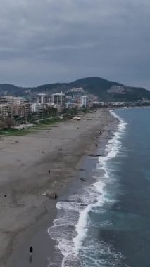 Bu dikey videoyla Akdeniz 'in dinginliğinin tadını çıkarın. Huzurlu dalgalar ve huzurlu manzaranın seni huzur ve rahatlık dolu bir yere götürmesine izin ver..