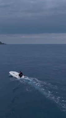 Bu dikey videoda kendinizi Akdeniz 'in kıyı sükunetine daldırın. Kıyı boyunca süzülen bir tekneyi izle, İHA 'nın büyülü güzelliği yakaladığı