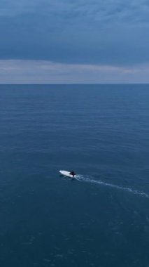 Bu dikey videoda Akdeniz 'in huzurunu bozmayın. Huzurlu bir tekne turuna katılın. Kıyı boyunca zarifçe süzülür. İnsansız hava aracı, sakin güzelliği yakalar.