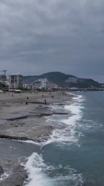 Bu dikey videoda, büyüleyici güzelliğini ve sonsuz ufkunu gösteren Akdeniz 'in cazibesini deneyimleyin. Bırak bu denizin sihri macera duygunu uyandırsın..