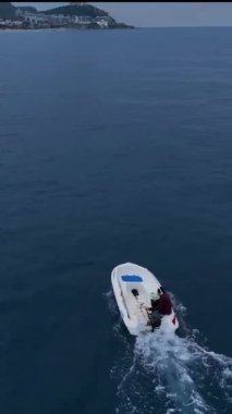 Bir balıkçının bu dikey videoda bir teknede huzur bulması gibi melodik bir kaçış dünyasına gir. Kulaklıklarıyla kendini müziğe daldırıyor, huzurlu ve huzurlu bir ortam yaratıyor..