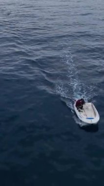 Balıkçılık ve müziğin uyumlu birleşimine tanık olun. Teknedeki bir balıkçı dramatik bir atmosfer yaratır. Bu dikey video onun balık avlama seferinin yoğun anlarını kaydediyor..