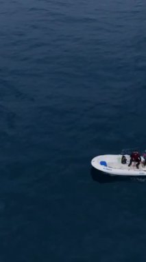 Bu dikey videoda bir balıkçıyla melodik bir maceraya atlayın. Kulaklıklarıyla çalan müziğin uyandırdığı duygularla balığın yoğunluğunu birleştirişini izleyin..