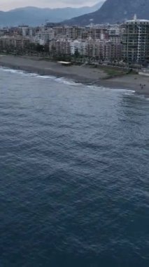 Bu dikey videoda dramatik bir balıkçı macerasına katılın. Sahilde balık tutarken, kulaklıklarıyla çalan müzik sahneye ritmik bir unsur ekliyor..