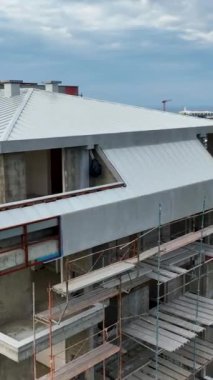 Bu dikey videodaki inşaat günlüklerine doğru bir yolculuğa çıkın. Büyüleyici Okanagan kıyı şeridinde zengin bir altyapı konseptiyle evler oluşturun..