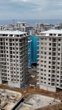 Bu dikey video, nefes kesen Okanagan kıyı şeridinde zengin altyapısı olan evler inşa ederken kendinizi mimari dehaya kaptırın..