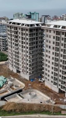 Bu dikey videoda, Okanagan kıyı şeridi yakınlarındaki zengin altyapıya vizyoner bir yaklaşımla evlerin inşa edilişini gösteren mükemmellik arayışına tanık olun..