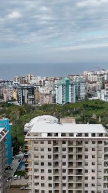 Bu dikey video, Okanagan kıyı şeridi üzerinde zengin altyapısı olan evlerin dönüşümünü ortaya çıkarırken, bir inşaat senfonisi deneyimleyin..