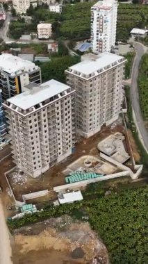 Bu dikey videoyla geleceğe adım atın. Zengin bir altyapı konsepti ve dramatik renk şemalarıyla çok katlı evler inşa ediliyor..