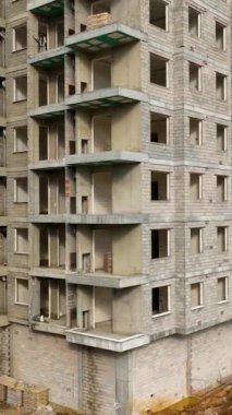 Bu dikey videoda, zengin bir altyapı konsepti ve büyüleyici bir renk paleti olan evlerin yapımını vurgulayan modern yaşamı deneyin..