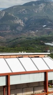 Bu dikey videoda inşaat işçilerinin yapı iskelesinde, zengin bir altyapı konsepti ve dramatik renk şemalarıyla evleri dönüştürdükleri cepheye adım atın..