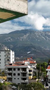 Bu dikey videoda, dramatik renklerde evler inşa edildiğini ve bol altyapıya vurgu yapıldığını gösteren mimari görüşün gerçekleştirilmesine tanık olun..