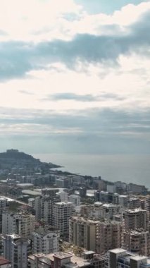 Bu dikey videoda, dramatik renk şemaları ve zengin bir altyapı kavramına odaklanmış evler inşa edildiğini gösteren modern mimariyi keşfedin..