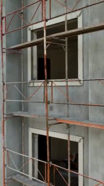 Bu dikey video görüntüleme cephesindeki binaların dönüşümünü, zengin bir altyapı konsepti ve büyüleyici renklere sahip evlere odaklanarak yapı iskelesi üzerine çalışmalarını deneyimleyin..