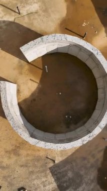 Sahilin büyüleyici güzelliğini yüksek kaliteli yavaş çekim görüntüleriyle deneyimleyin. Projelerinizi yükseltin ya da ekranınızı bu çarpıcı dikey videoyla süsleyin.