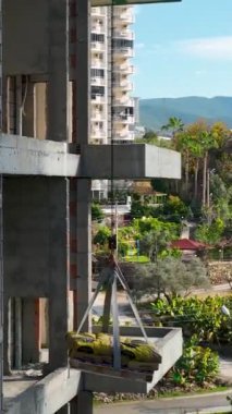 Bir dış görünüşün değişimine katılın ve bu ilgi çekici dikey videoda yeni bir kimliğin tanıtımının bir parçası olun..