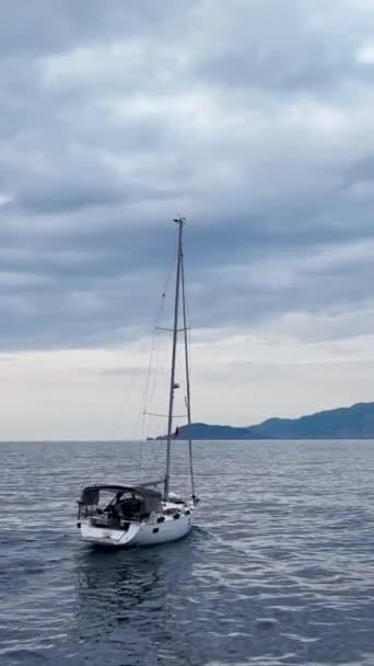 Parti Avventura Invernale Barca Vela Mentre Uno Yacht Bianco Naviga — Video Stock