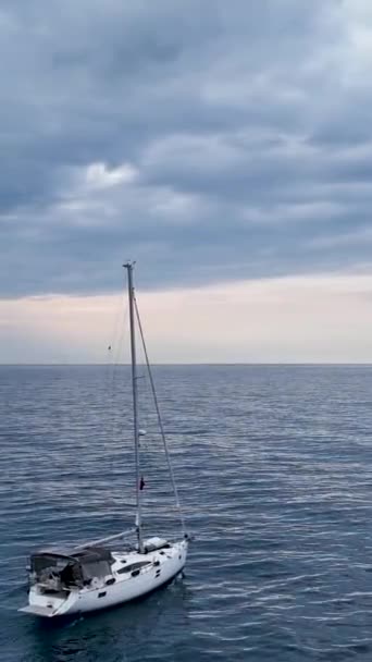 Dikey Videoda Limana Görkemli Bir Giriş Yapan Bir Yelkenlinin Zarafetini — Stok video