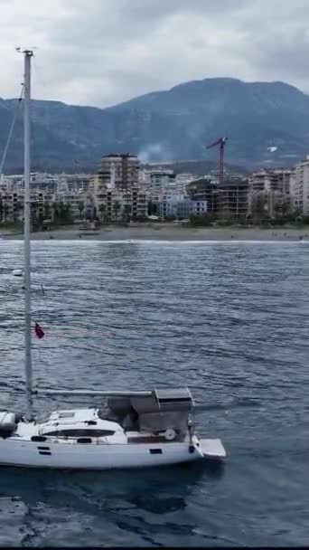 Dikey Videoda Çarpıcı Bir Mavi Denizdeki Görkemli Bir Yelkenli Yatının — Stok video