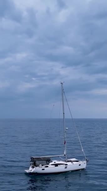 Experimente Imágenes Cinematográficas Drones Yate Vela Entrando Lentamente Puerto Lujoso — Vídeos de Stock