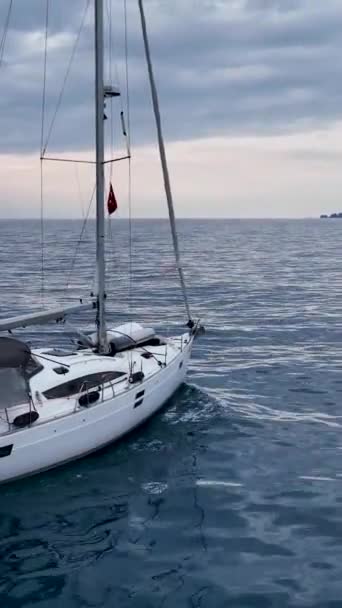 Ζήστε Την Εμπειρία Ενός Drones Eye View Ενός Sailboats Κομψή — Αρχείο Βίντεο