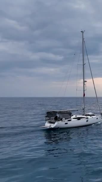 Assistete Alla Grazia Una Barca Vela Catturata Drone Che Entra — Video Stock