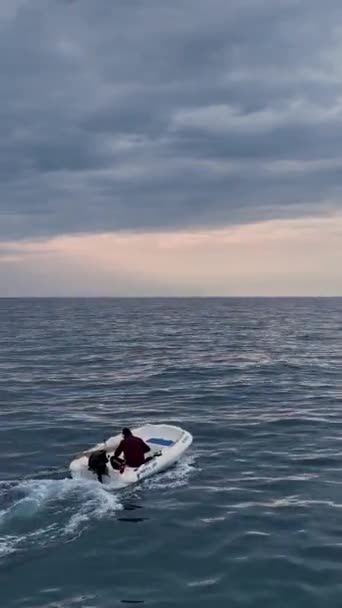 Descubre Serenidad Del Mar Mediterráneo Este Vídeo Vertical Observa Como — Vídeo de stock
