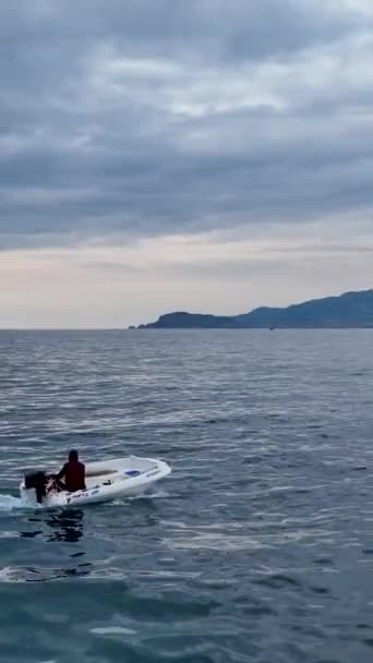 在这个垂直的视频中体验地中海沿岸的和谐 乘坐一艘宁静的船沿着海岸航行 无人机捕捉着田园诗般的风景和迷人的落日 — 图库视频影像