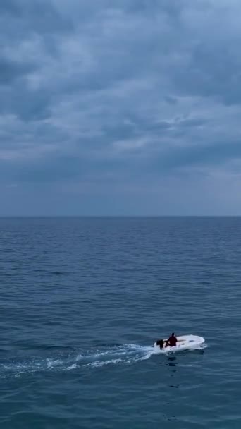 この垂直ビデオで地中海の魅力的な美しさに身を浸します 海岸に沿って平和的に航海する小さな漁船に従いながら ドローンは魔法をキャプチャします — ストック動画
