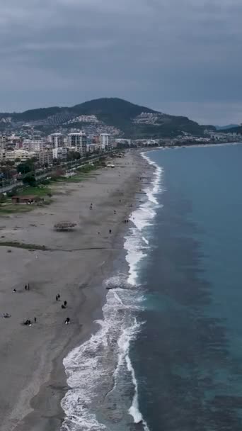 この垂直ビデオで地中海の魔法を発見し 沿岸の楽園を明らかにしてください この魅惑的な海の素晴らしい景色と穏やかな雰囲気に浸ってください — ストック動画