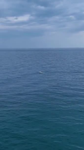 Відкрийте Спокій Середземного Моря Цьому Вертикальному Відео Дивіться Малий Човен — стокове відео