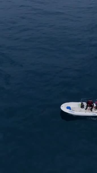 この垂直ビデオでは 漁船の漁師とのメロディックな冒険に着手してください 釣りの強さとヘッドフォンを通して演奏される音楽の感情とを組み合わせて見てください — ストック動画
