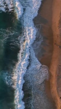 Kendinizi yüksek kaliteli deniz dokusuna ve büyüleyici ağır çekimde yakalanmış arka plana daldırın. Projeleriniz için ideal ya da çarpıcı bir duvar kağıdı olarak.