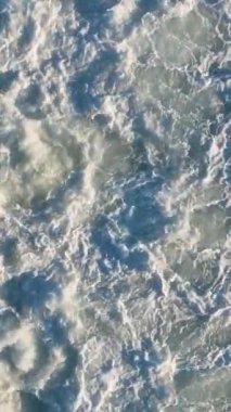 Projelerinizi yükseltin ve sakin duvar kağıtları oluşturun. Yavaş çekimde çekilen sakin kıyı dokusu ile. Bu dikey videoda sükunet deneyimi.