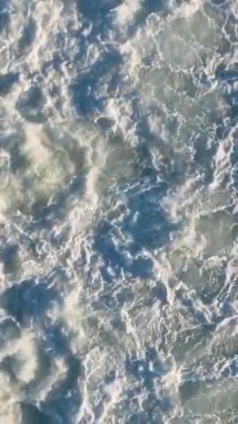プロジェクトをレベルアップし ゆっくりとした動きで捉えられた穏やかな海岸の質感を持つ静かな壁紙を作成します この垂直ビデオで静けさを体験 — ストック動画