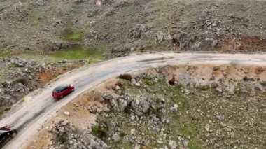 Görüntünün seyrekliğine tanık olun. İnsansız hava aracı, Mars 'ın büyüleyici arka planına karşı destansı bir dağ manzarasında seyahat eden yolcuları sinematik olarak yakalıyor..