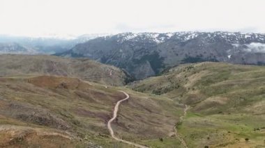Görünmeyen harikaları keşfedin. İnsansız hava aracı, büyüleyici bir Mars arkaplanıyla destansı bir dağ manzarasının içinden geçen gezginlerin sinematik yolculuğuna çıkıyor..