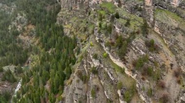 Unutulmaz bir sürüşün özünü yakalayın. İnsansız hava aracı, Mars 'a benzeyen büyüleyici bir arka planda yer alan dağ yolundaki gezginlerin sinematik görüntülerini yakalar..